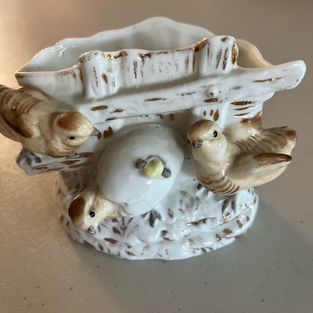 Bird planter no hole on bottom.with three little birdies. Bottom has 20 on it